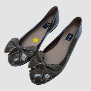 French Sole Olive Green Patent Leather Bow Ballet Flats US8.5 ($198)